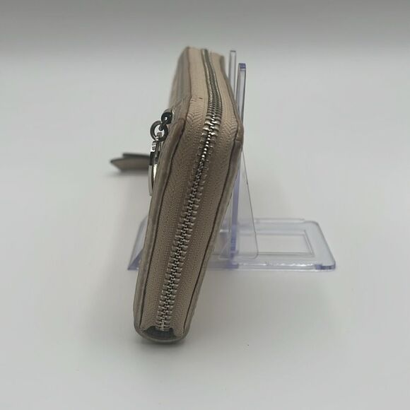 COACH TAN AND METALLIC HEART CHARM MONOGRAM ZIPPY WALLET - Picture 2 of 11